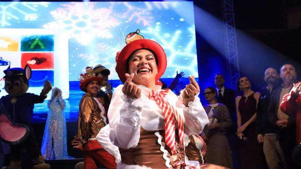 Más de 6 mil familias presenciaron el encendido del pino navideño en Plaza Independencia este sábado 30 de noviembre.