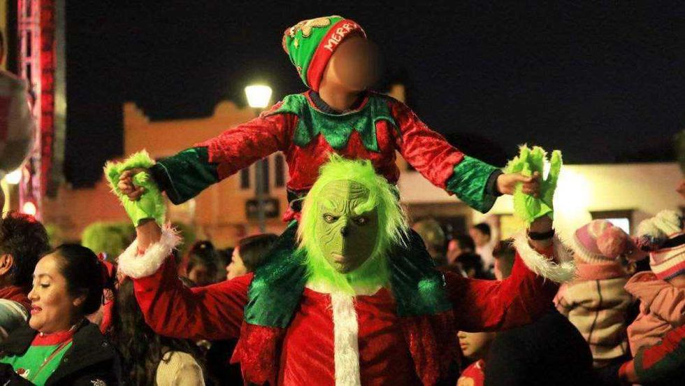 Más de 6 mil familias presenciaron el encendido del pino navideño en Plaza Independencia este sábado 30 de noviembre.