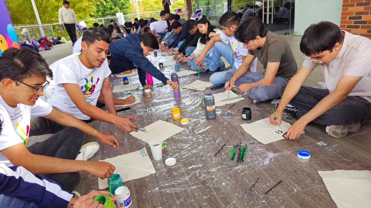 Más de 70 jóvenes de SOS Discriminación Internacional y planteles educativos expresan mediante pintura sus emociones y expectativas para 2026.