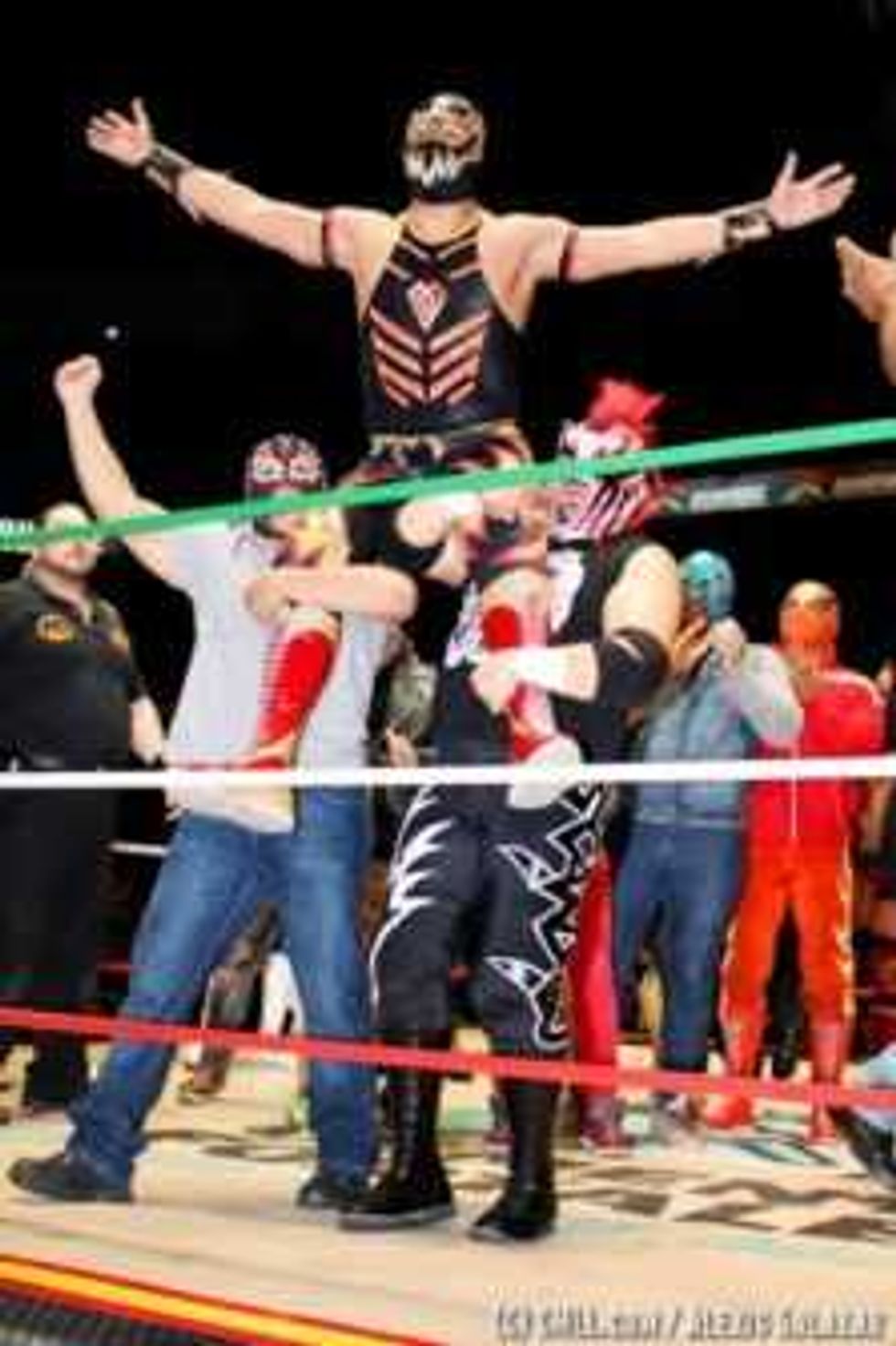 mascara-dorada-lucha-final