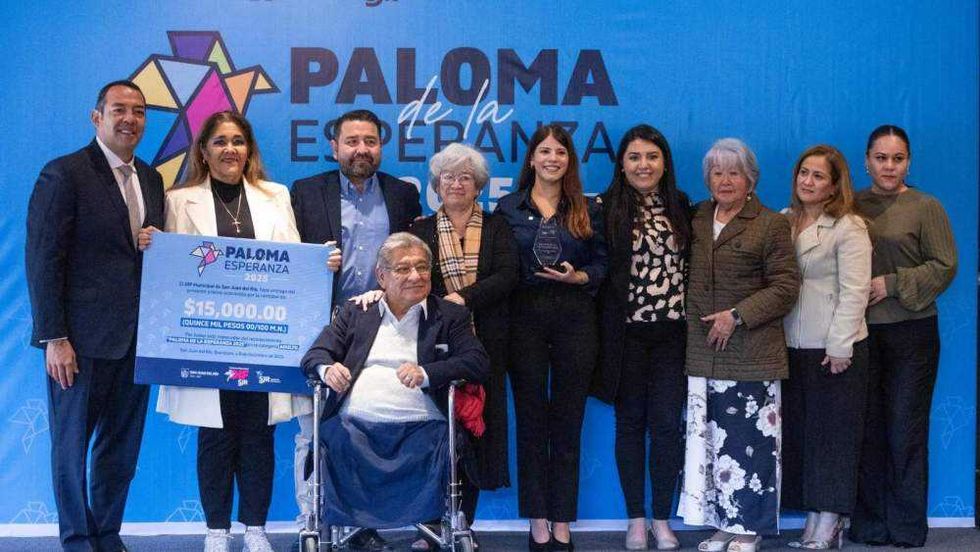 Mateo Santiago Morales, Emiliano Reséndiz y Rafael Goyas Andrade reciben el galardón Paloma de la Esperanza en sus respectivas categorías.