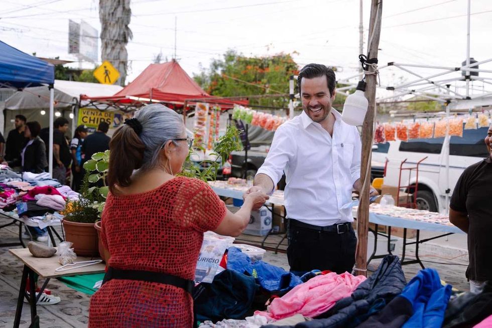 Mauricio C\u00e1rdenas Palacios saluda a comerciante en tianguis de Quer\u00e9taro durante recorrido de informe legislativo, agosto 2026.