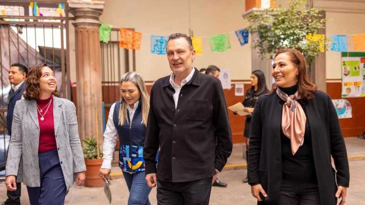 Mauricio Kuri entrega paquetes de libros “Defensores de Querétaro”.