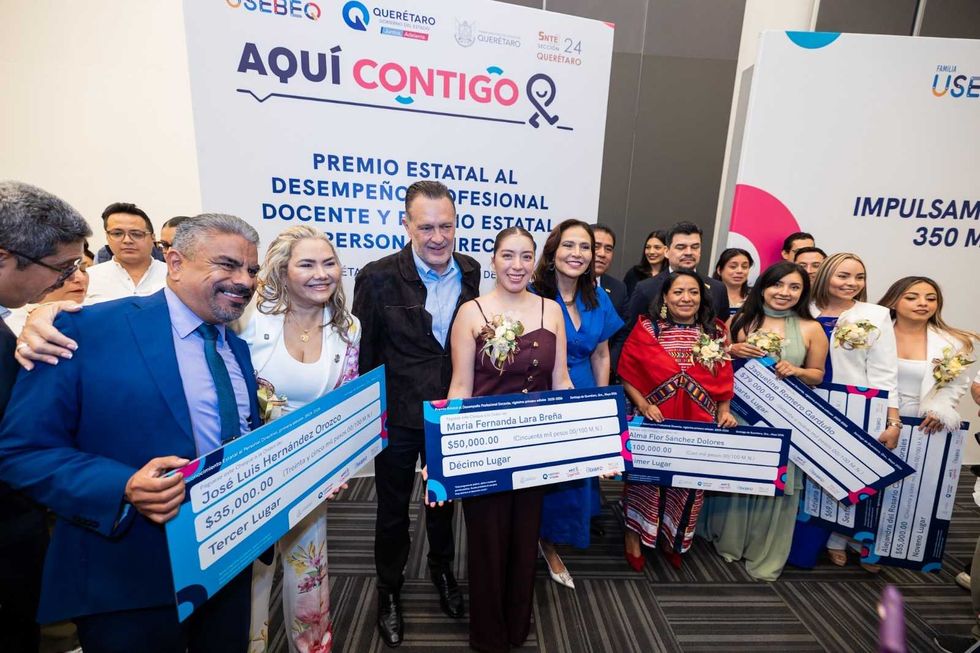 Mauricio Kuri entrega Premio Estatal al Desempe\u00f1o Docente a maestros y directivos en Quer\u00e9taro 2026