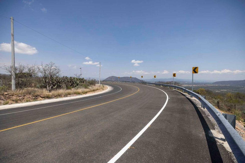 Mauricio Kuri entrega segunda etapa de la carretera Cerro Gordo-El Sitio en San Juan del R\u00edo con 9.7 mdp y 5,253 beneficiarios; anuncia tercera fase