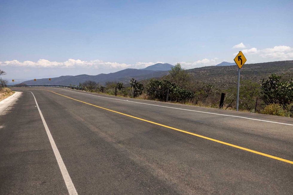 Mauricio Kuri entrega segunda etapa de la carretera Cerro Gordo-El Sitio en San Juan del R\u00edo con 9.7 mdp y 5,253 beneficiarios; anuncia tercera fase