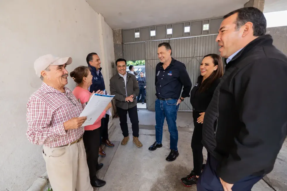 Mauricio Kuri Gonz\u00e1lez acompa\u00f1a a beneficiarios que sostienen sus t\u00edtulos de propiedad en San Juan del R\u00edo