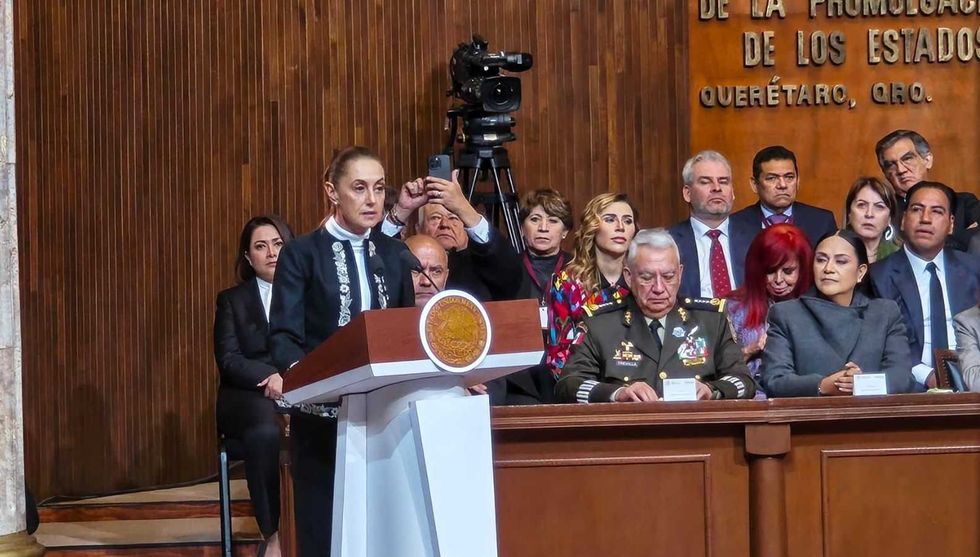 Mauricio Kuri Gonz\u00e1lez durante ceremonia del aniversario de la Constituci\u00f3n en el Teatro de la Rep\u00fablica en Quer\u00e9taro