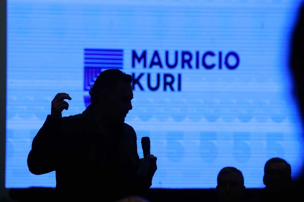Mauricio Kuri Gonz\u00e1lez habla con micr\u00f3fono en el Encuentro Industrial Quer\u00e9taro 2026 ante empresarios