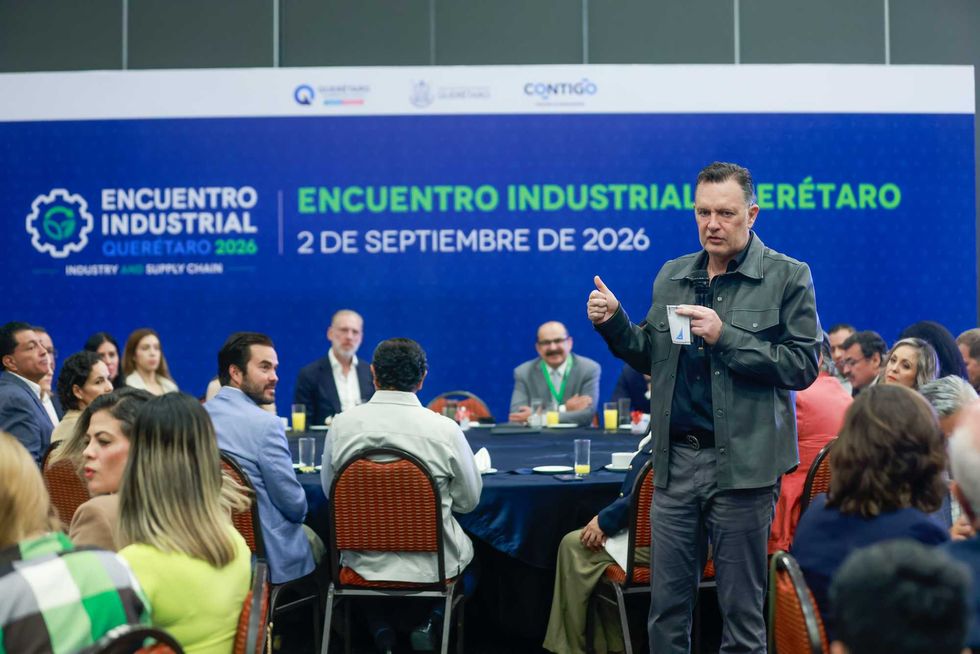 Mauricio Kuri Gonz\u00e1lez habla con micr\u00f3fono en el Encuentro Industrial Quer\u00e9taro 2026 ante empresarios
