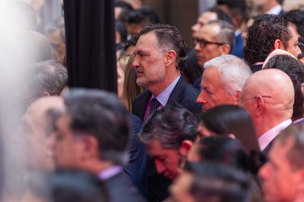 Mauricio Kuri Gonz\u00e1lez permanece entre los invitados a la ceremonia por el aniversario de la independencia de Estados Unidos.