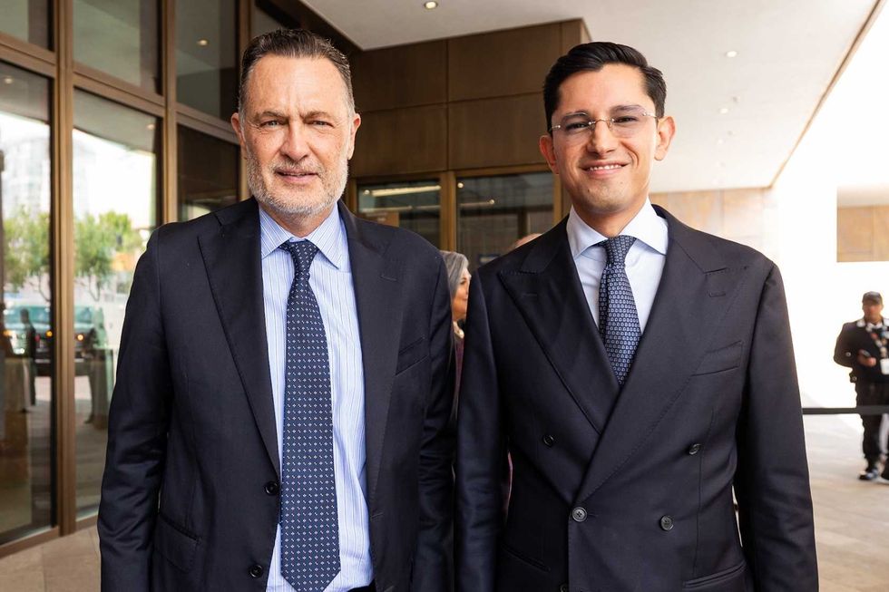 Mauricio Kuri Gonz\u00e1lez posa junto a otro asistente durante la ceremonia Freedom 250 en la Embajada de Estados Unidos en M\u00e9xico.