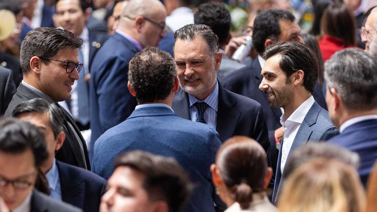 Mauricio Kuri González conversa con invitados durante la ceremonia Freedom 250 en la Ciudad de México.