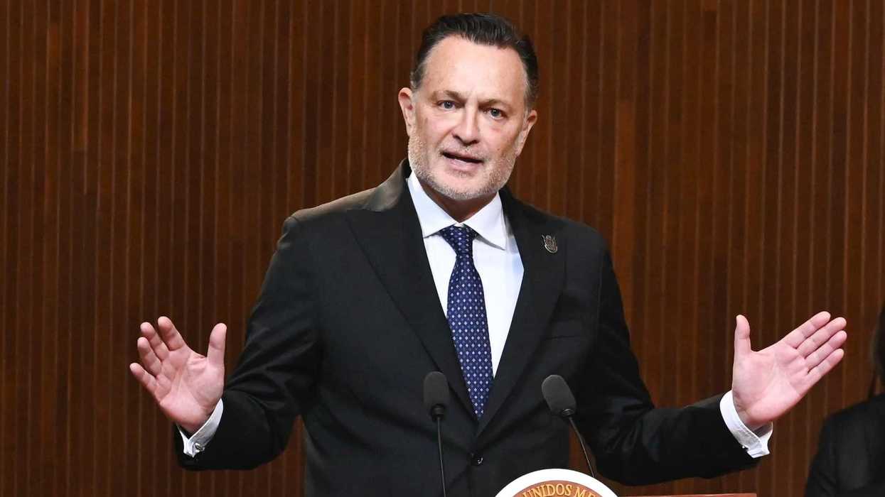 Mauricio Kuri González durante ceremonia del aniversario de la Constitución en el Teatro de la República en Querétaro.