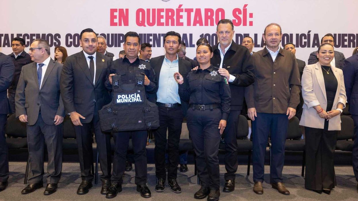 Mauricio Kuri González entrega patrullas y equipamiento policial a corporaciones municipales de Querétaro durante ceremonia oficial en la capital.