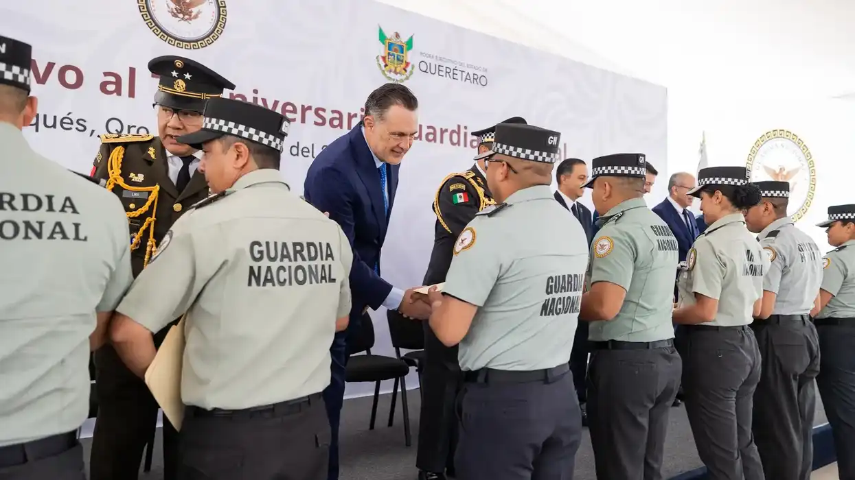 Mauricio Kuri González estrecha la mano de elementos de la Guardia Nacional formados frente al templete del acto