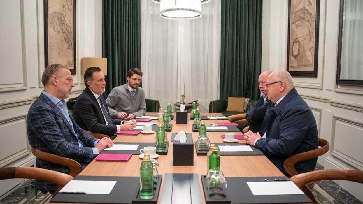 Mauricio Kuri González, gobernador de Querétaro, durante reunión con ejecutivos de Grupo Ramón García en Madrid, España