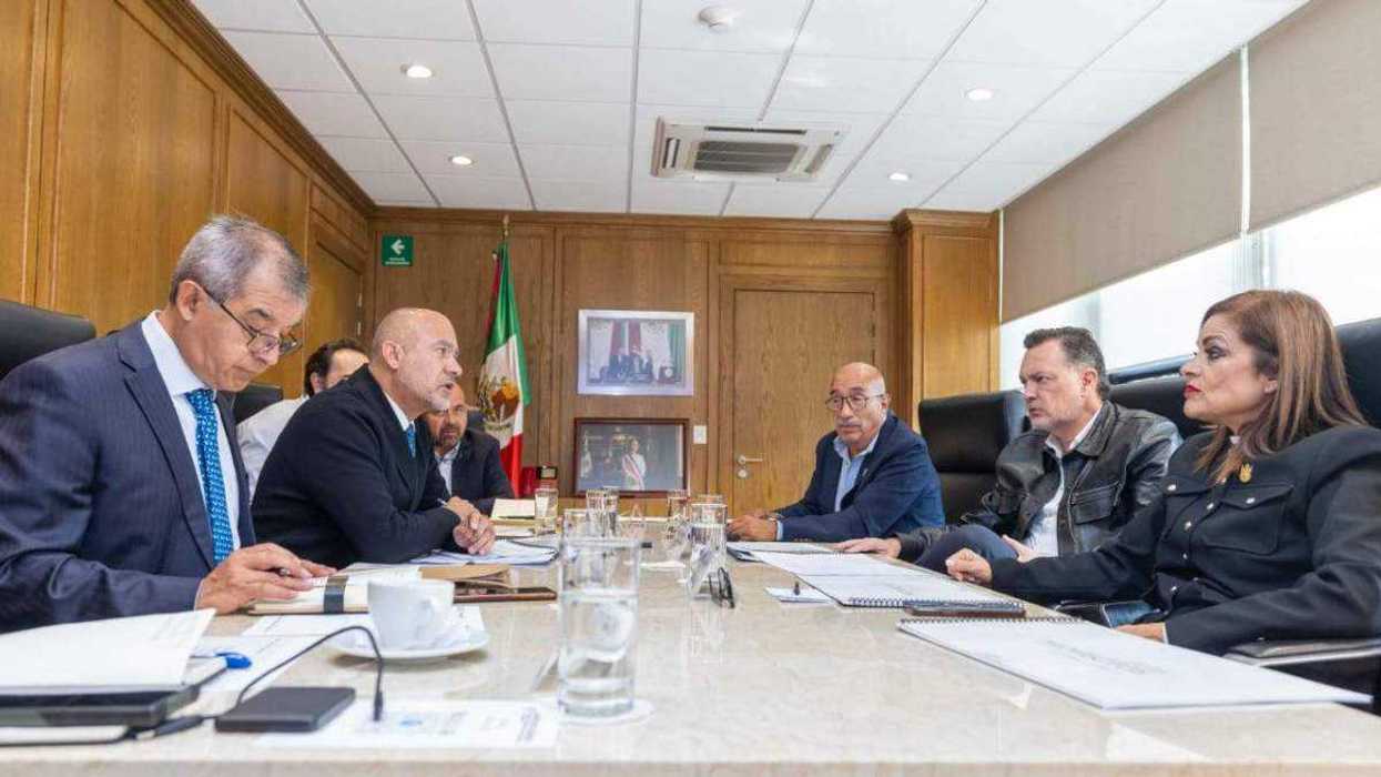 Mauricio Kuri González, gobernador de Querétaro, se reunió con Jesús Antonio Esteva Medina, titular de la Secretaría de Infraestructura, Comunicaciones y Transportes federal, durante gira de trabajo en Ciudad de México.