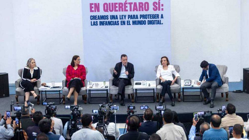Mauricio Kuri González presenta resultados de la Ley Kuri junto a Martha Elena Soto Obregón en el auditorio de la Secundaria General Arqueles Vela.
