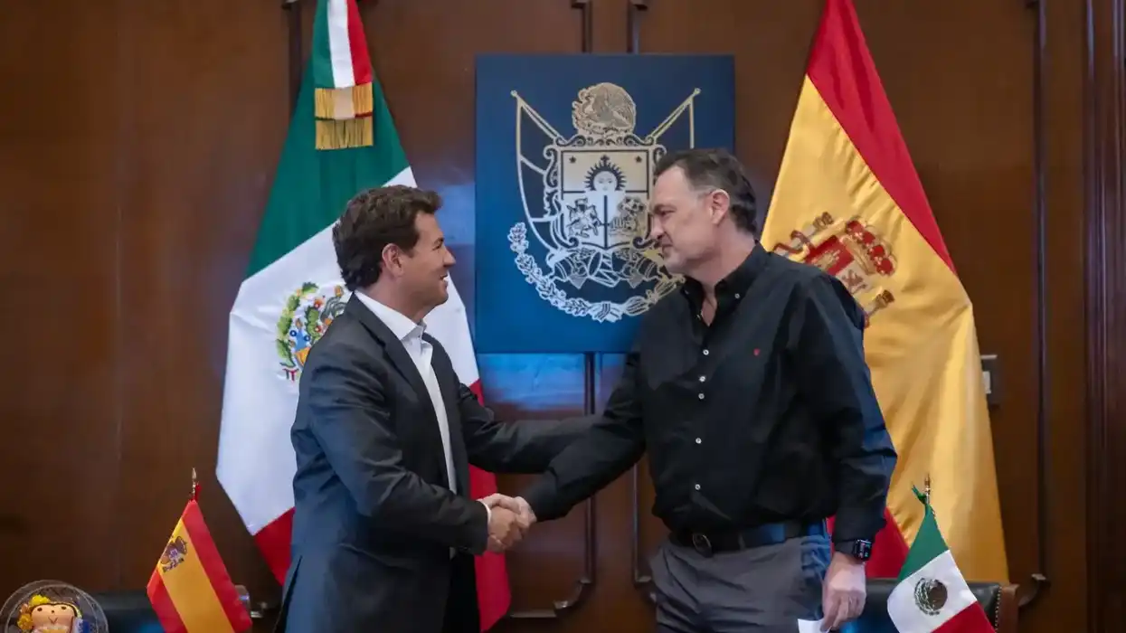 Mauricio Kuri González saluda de mano al alcalde de Las Rozas de Madrid, José de la Uz Pardos, frente a las banderas de México y España