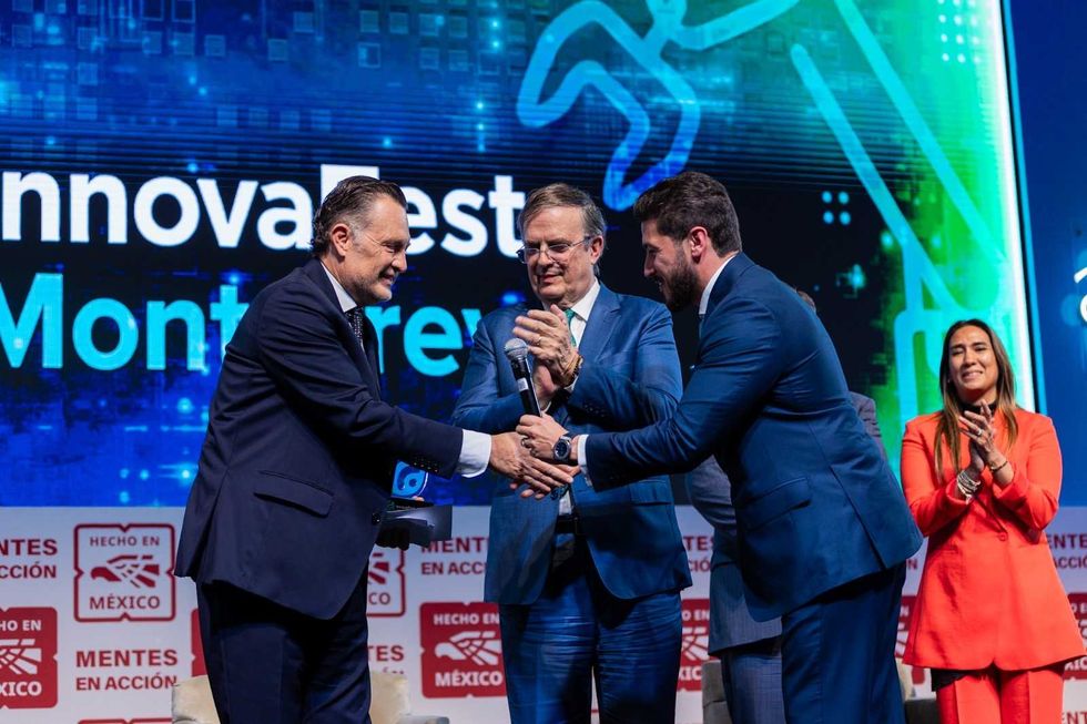 Mauricio Kuri recibe la estafeta del InnovaFest junto a Marcelo Ebrard y Samuel Garc\u00eda en Cintermex Monterrey