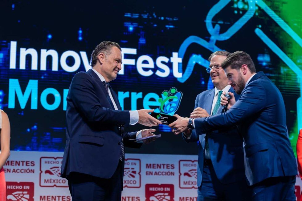 Mauricio Kuri recibe la estafeta del InnovaFest junto a Marcelo Ebrard y Samuel Garc\u00eda en Cintermex Monterrey