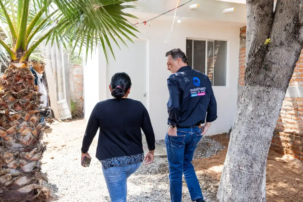 Mauricio Kuri recorre la vivienda entregada junto a una beneficiaria en Santa Cruz Escand\u00f3n