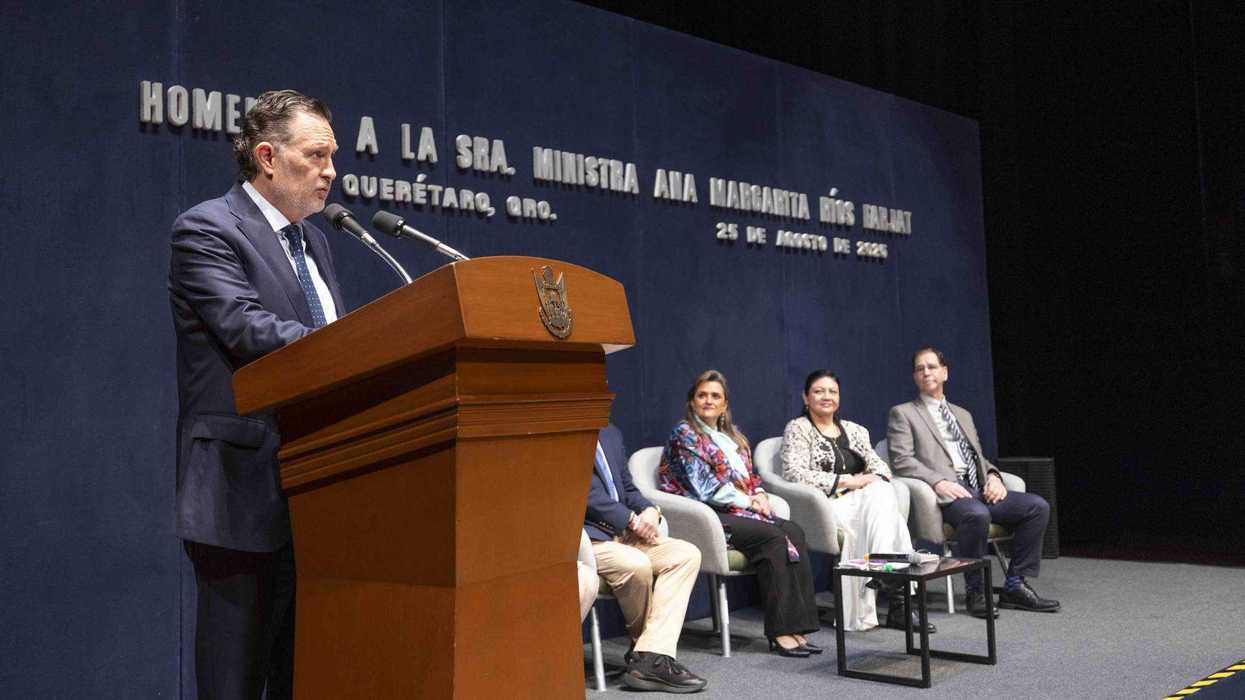 Mauricio Kuri rinde homenaje a ministra Ana Margarita Ríos Farjat.