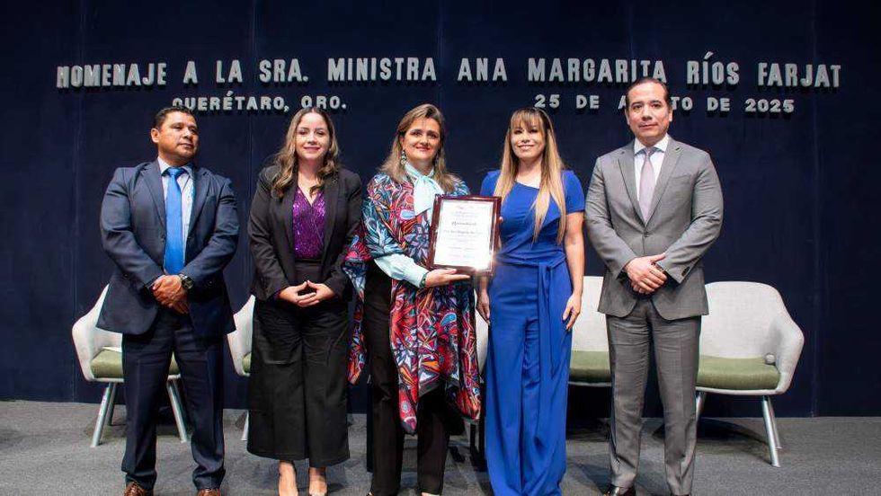 Mauricio Kuri rinde homenaje a ministra Ana Margarita Ríos Farjat.