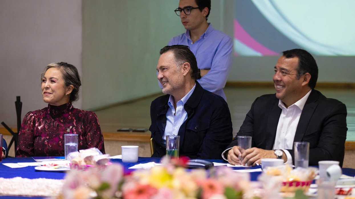 Mauricio Kuri saluda de mano a integrante del Consejo de CANACO San Juan del Río durante ceremonia de toma de protesta 2026.