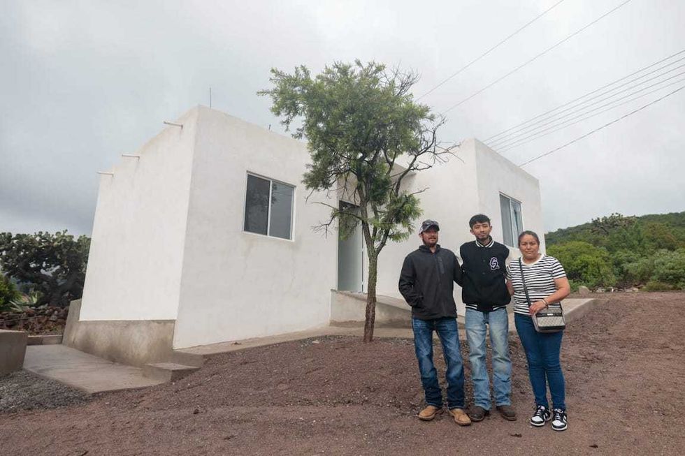 Mauricio Kuri y autoridades durante la entrega de una vivienda en El Granjeno, Huimilpan.