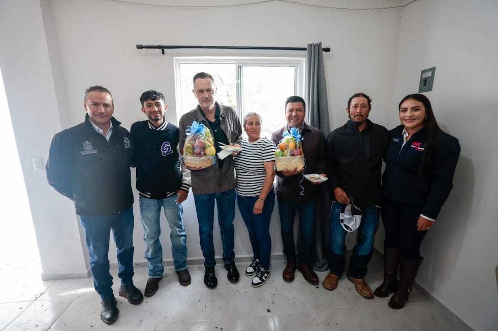 Mauricio Kuri y autoridades durante la entrega de una vivienda en El Granjeno, Huimilpan.