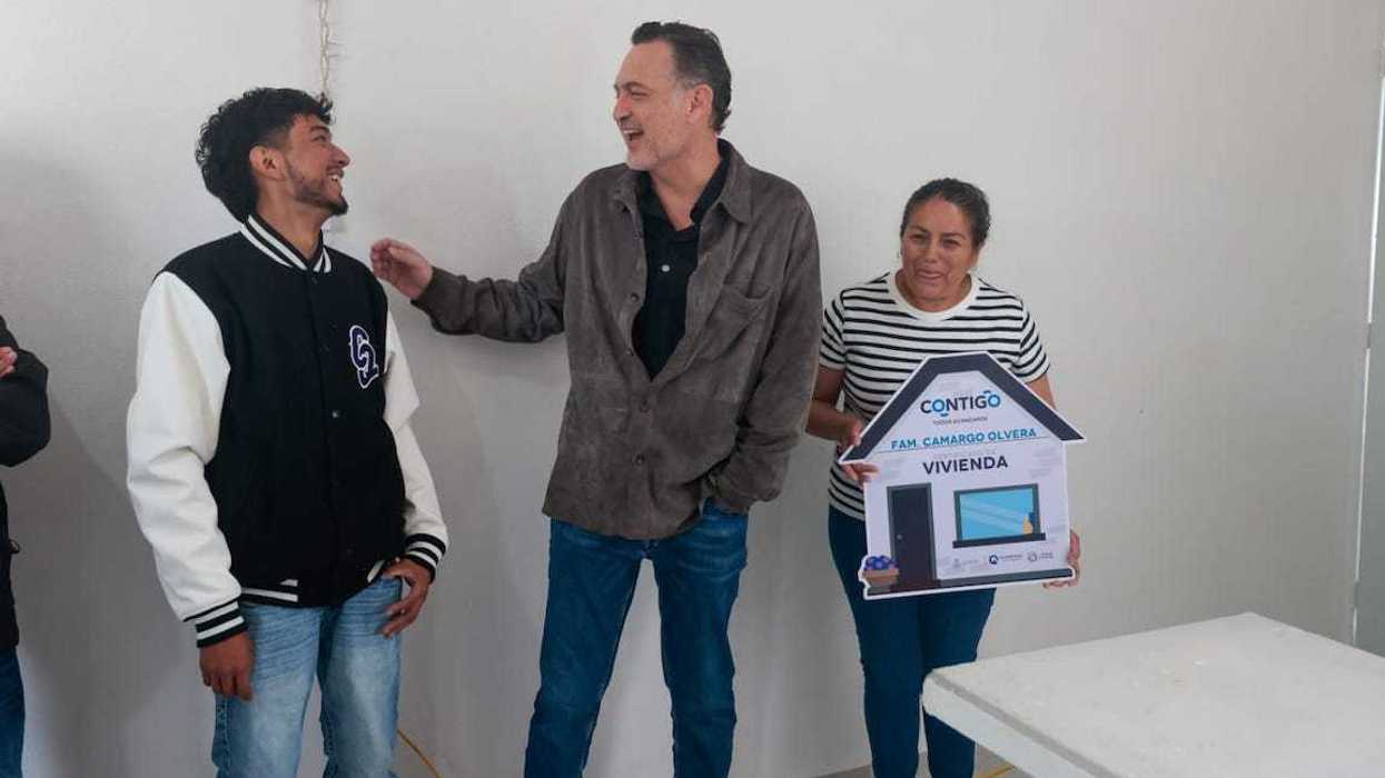Mauricio Kuri y autoridades durante la entrega de una vivienda en El Granjeno, Huimilpan.