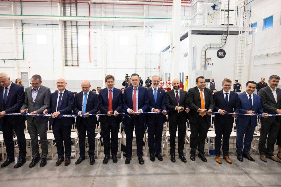 Mauricio Kuri y directivos de Airbus durante la inauguraci\u00f3n de la planta ampliada en Col\u00f3n, Quer\u00e9taro.