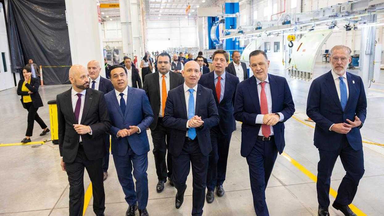 Mauricio Kuri y directivos de Airbus durante la inauguración de la planta ampliada en Colón, Querétaro.