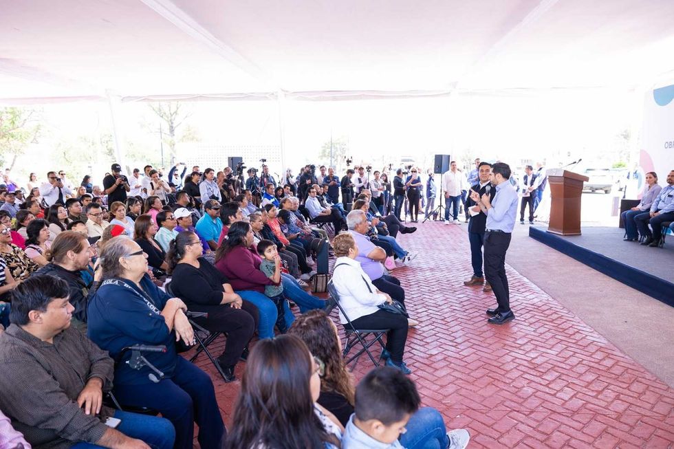 Mauricio Kuri y Roberto Cabrera entregan obra estatal de 8.45 mdp en el Tianguis Fundadores de San Juan del R\u00edo