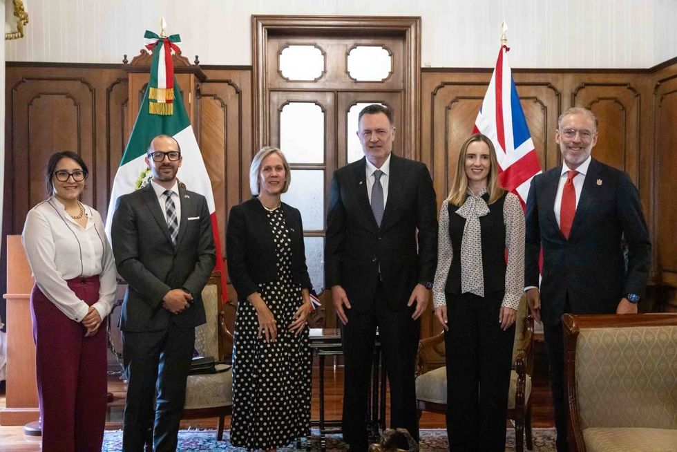 Mauricio Kuri y Susannah Goshko con integrantes de las delegaciones de Quer\u00e9taro y Reino Unido.