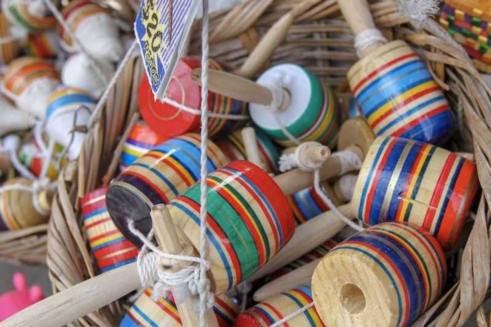 maximino mantiene viva la tradicion de elaborar juguetes mexicanos 2