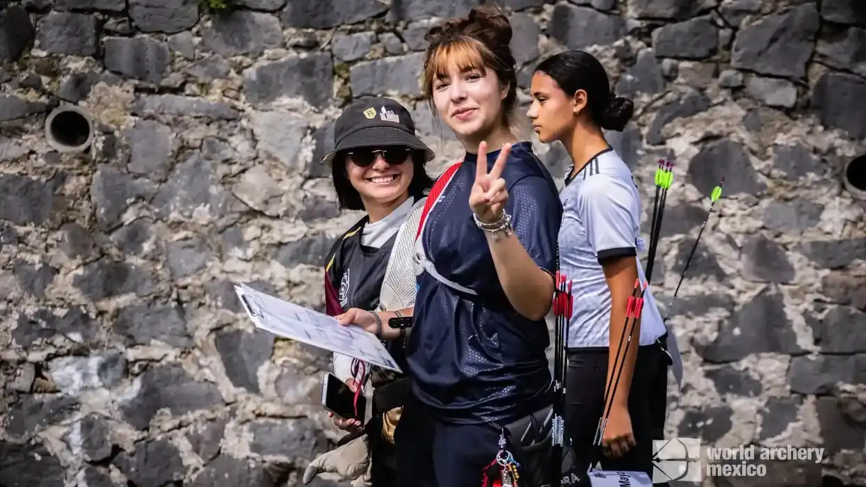 Maya Casas Lara tensa un arco recurvo en la línea de tiro de un campo de tiro con arco