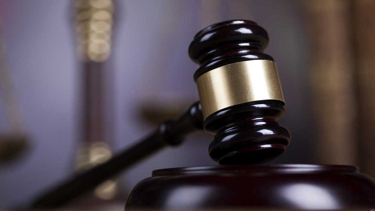 Mazo de juez y balanza de la justicia sobre un escritorio, símbolo de un fallo judicial