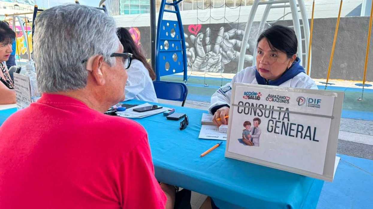 Médica del DIF Municipal de Querétaro atiende a un ciudadano en el módulo de Consulta General durante la jornada Alcalde en Acción.