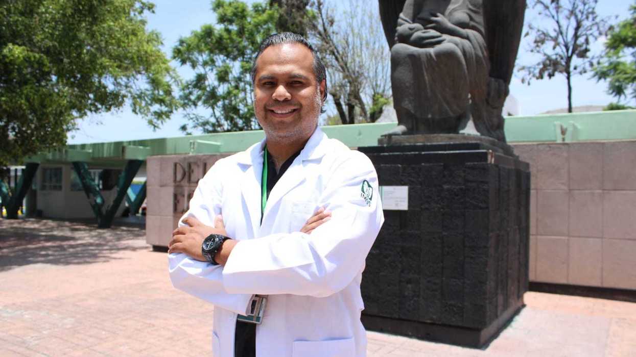 Médico del IMSS en Querétaro posa frente a las instalaciones de una unidad médica.