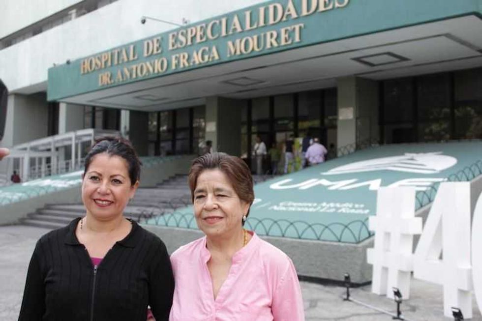medicos del hospital la raza extraen hemangioma a mujer de 66 anos