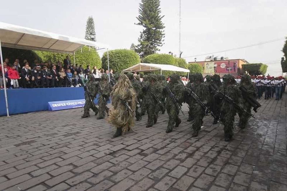 memo vega encabeza desfile militar en san juan del rio 1