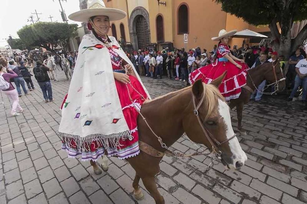 memo vega encabeza desfile militar en san juan del rio 2