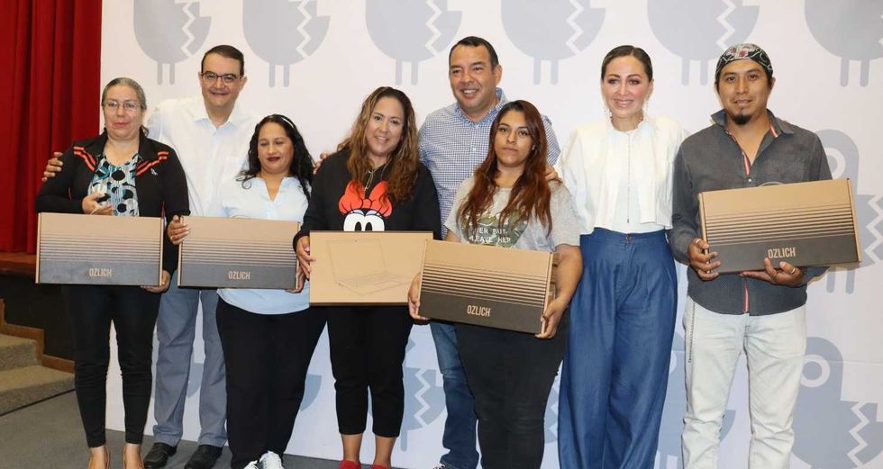 Memo Vega encabeza la entrega de 108 computadoras port\u00e1tiles del programa San Juan Mejor Uniendo las Voces en San Juan del R\u00edo.