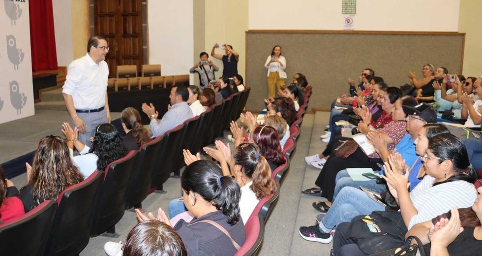 Memo Vega encabeza la entrega de 108 computadoras port\u00e1tiles del programa San Juan Mejor Uniendo las Voces en San Juan del R\u00edo.