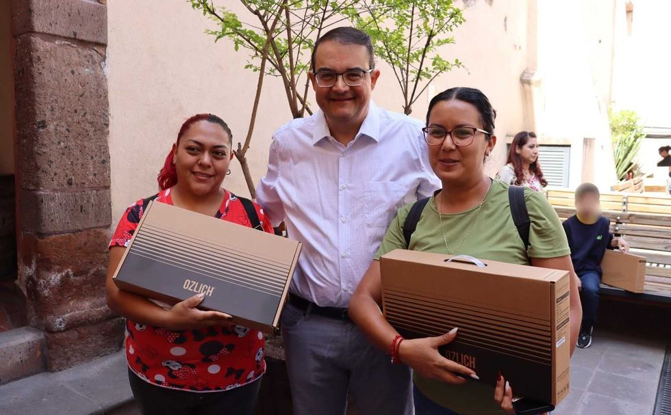 Memo Vega encabeza la entrega de 108 computadoras port\u00e1tiles del programa San Juan Mejor Uniendo las Voces en San Juan del R\u00edo.