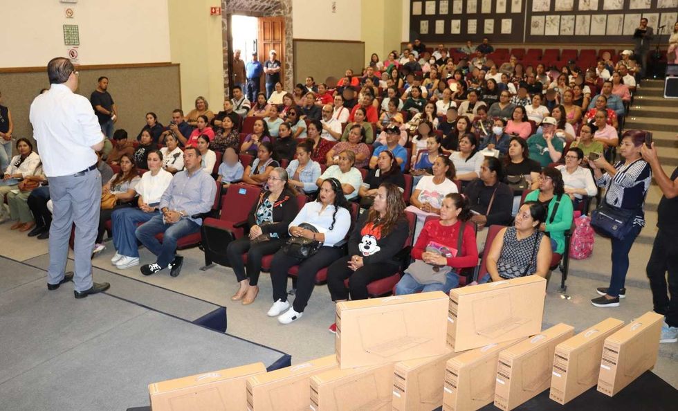 Memo Vega encabeza la entrega de 108 computadoras port\u00e1tiles del programa San Juan Mejor Uniendo las Voces en San Juan del R\u00edo.