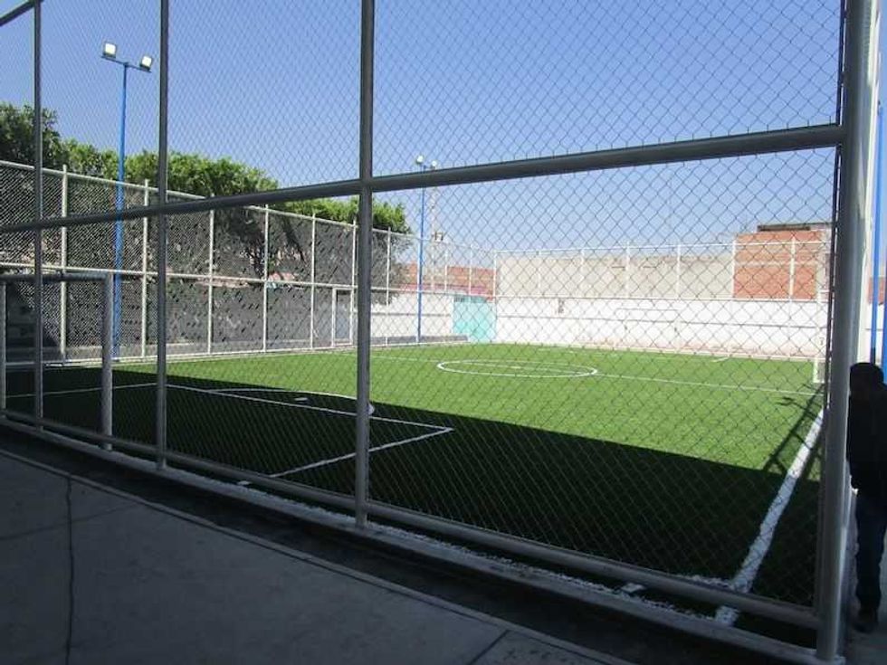 memo vega entrega cancha de futbol 1